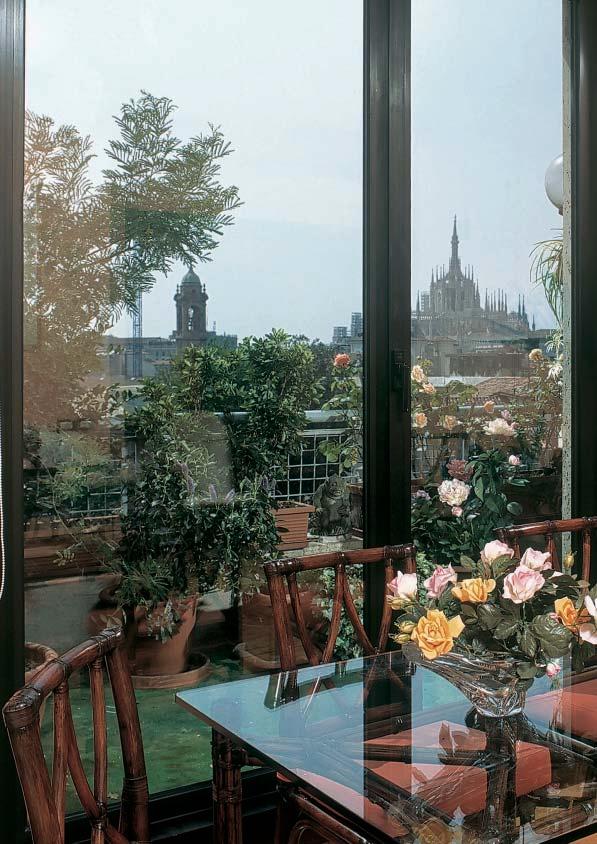 impianti di prestigio Nel cuore di Milano Affacciato sulle guglie del Duomo, uno splendido attico immerso nel verde sceglie la natura come stile di vita.