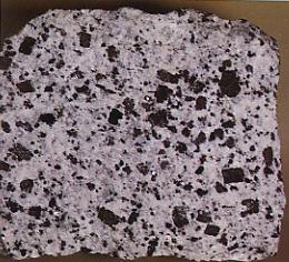 mineralogica: quarzo, plagioclasio, biotite e
