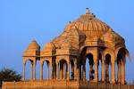 Visita al Mausoleo in marmo bianco Jaswant Thada del maharaja Jaswant Singh II, a nord-est della città. Nel pomeriggio, trasferimento in pullman a Jaisalmer (5 ore circa).