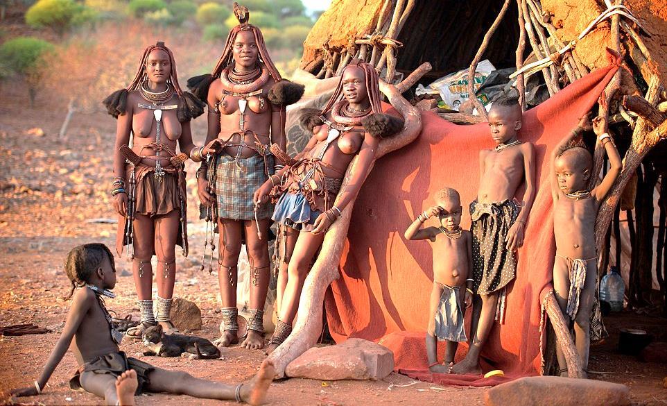 A differenza di altre popolazioni di questa regione dell Africa, gli Himba hanno avuto pochi contatti con i coloni occidentali e questo ha consentito loro di mantenere intatte le loro tradizioni, usi