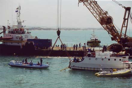 E poi i mezzi nautici del Gruppo, tra cui il Gela Due, vessel supply promosso a compiti di battellaggio, colmo di passeggeri e con il gran pavese inalberato.