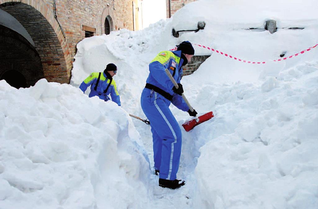 A forza di spalare, Urbania seppellita dalla neve comincia poco per volta a riemergere 52 pite dalle eccezionali nevicate, dimostrando ancora una volta il proprio alto livello di efficienza.