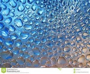La condensazione L acqua si condensa formando gocce d