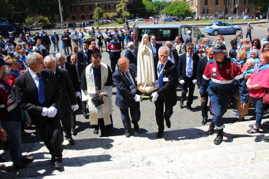 Scortata Giacinta, Roma facente dalle è giunta forze parte nella dell'orne, del Basilica trazionale l'immagine, Santa itinerario Croce