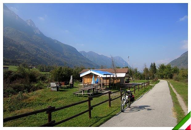 E una meta adatta agli amanti della montagna che vogliono rilassarsi all aria aperta con bellissime passeggiate, di varia difficoltà, immersi nel verde e nei bellissimi colori della natura.