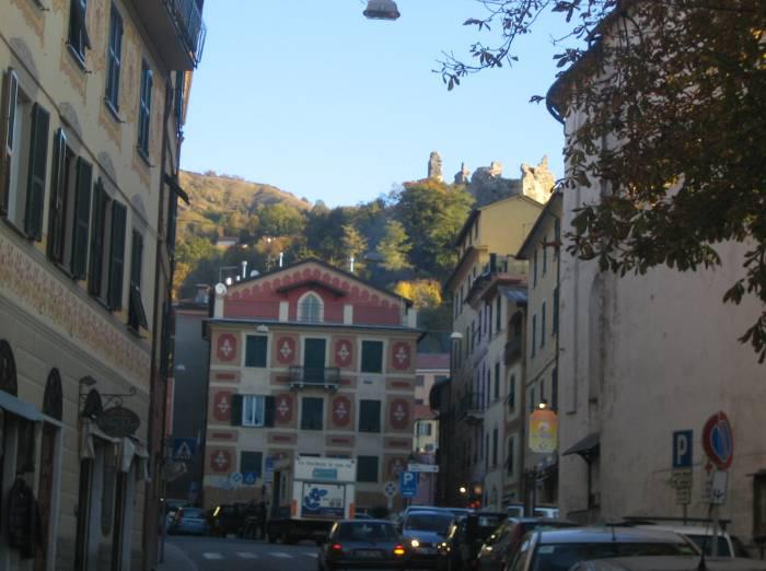 metri, si piega a destra in salita affrontando una ripida mulattiera spesso con fondo in acciottolato.