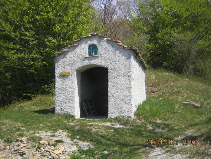 Torriglia. Da qui transita l importante sentiero segnato con due quadri pieni gialli proveniente dal Monte Antola e diretto ad Avosso.