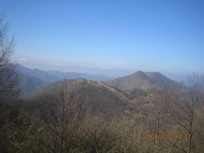 Si attraversa una zona di rocce scistose e si valica il crinale passando sul versante della Val Brevenna, continuando a mezza costa su una mulattiera ripida, tortuosa e sassosa ombreggiata da un