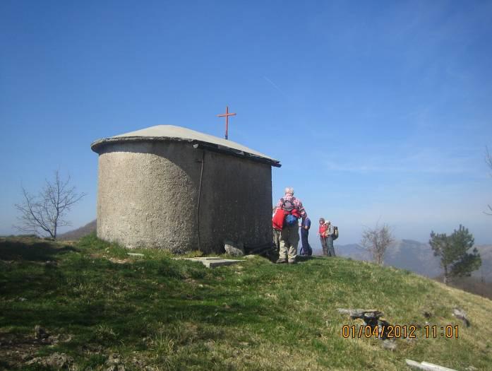 salita prima in ambiente boscoso e poi prativo. Rapidamente ma faticosamente si guadagna la cima arrotondata del Monte Penzo, quota 1065 metri, dopo tre ore e 55 minuti di marcia da Torriglia.