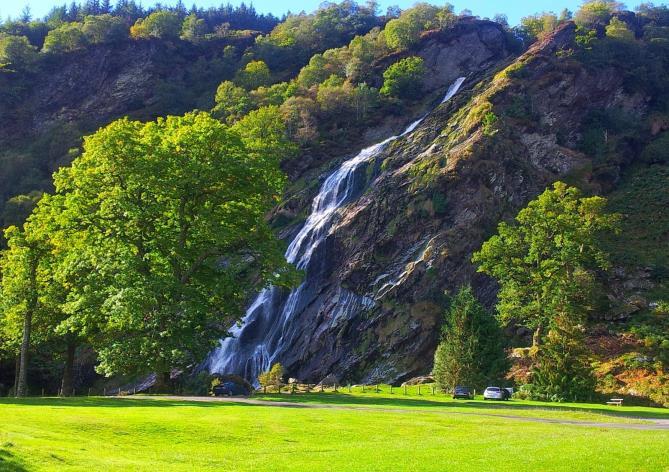 Powerscourt Waterfall E una cascata sul fiume Dargle nei pressi di Enniskerry.