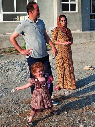 Con la famiglia vive a Wasan, villaggio delle montagne di Qandil, nel Kurdistan iracheno al conine con l Iran.