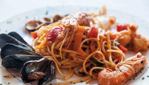 .. 16,00 Noodles with lobster Tagliatelle agli scampi in crema di arancio... 12,00 Homemade pasta with prawns in orange cream Linguine allo scoglio.
