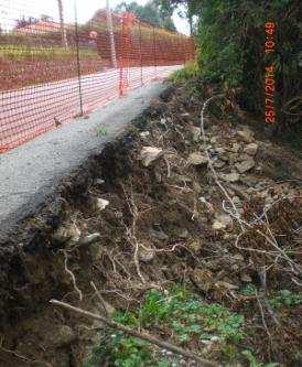 Realizzazione sul piano viario, immediatamente a monte dell area di frana, di uno o più dossi in calcestruzzo bituminoso che convoglino le acque meteoriche in direzione del Rio e la posa, in