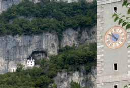 Ebbrezza da provare anche nell acqua sul lago del Corlo, al confine con Valsugana e Monte Grappa: il fascino di un fiordo norvegese in formato bonsai ideale per momenti di relax, dalla gita in pedalò