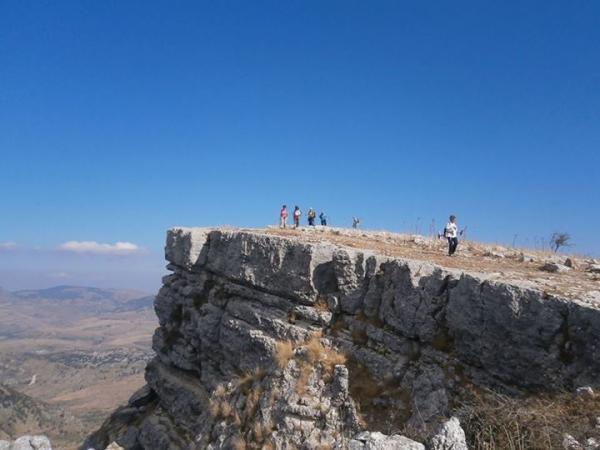 Tempo di marcia: ore 8 escluse soste Natura del percorso: strada