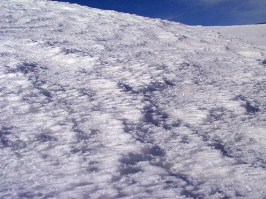 gocce di acqua in forma di granuli di ghiaccio bianco opaco sui lati esposti al vento anche