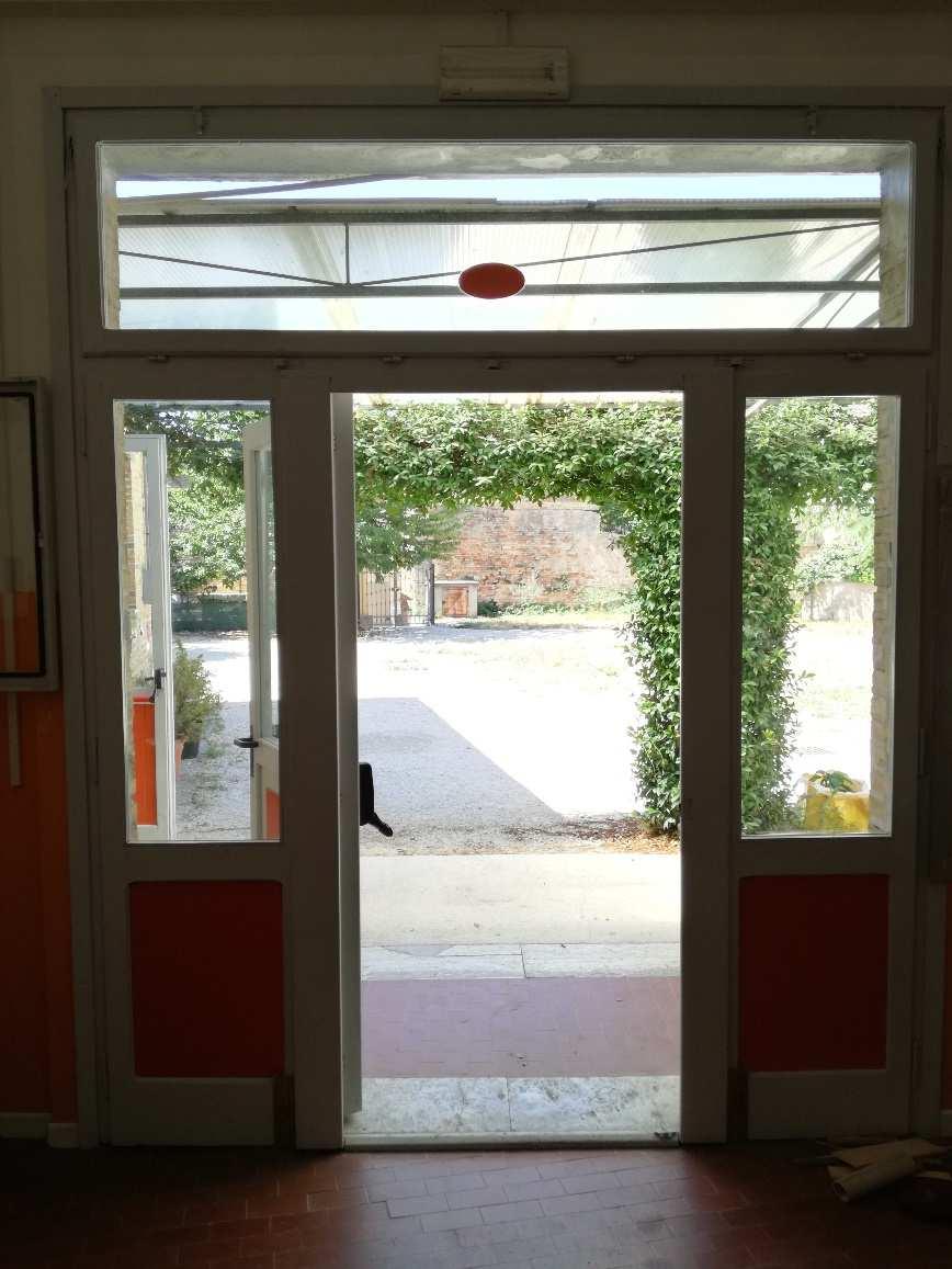 09 ED: Sostituzione della porta vetrata di uscita di sicurezza di larghezza pari a 0,90 m della scuola primaria, con una nuova porta a due battenti e di larghezza pari a due moduli (120 cm).