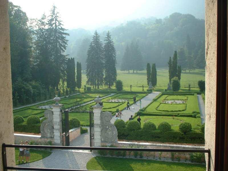 ..), il giardino all'italiana (già catalogato nel catasto napoleonico) ed il parco da ha 7 ettari che si estende fino ai piedi delle rovine del vecchio castello.