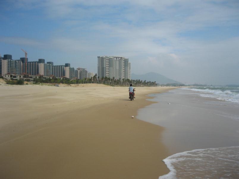 completando la costruzione di quattro aree residenziali che offrono appartamenti di varie metrature, alcune direttamente sulla spiaggia per gli amanti del turismo balneare, altre nelle dirette