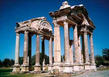 Intera giornata dedicata alla visita di Istanbul: la Chiesa di San Salvatore in Chora, oggi museo, ricca di preziosi mosaici; la Basilicata di Santa Sofia, gioiello dell architettura bizantina, la