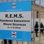 Le liste d attesa per le Rems. Le cause e le soluzioni Il problema delle REMS e delle liste d attesa è solo parzialmente dovuto al ritardo della realizzazione delle REMS a livello regionale.