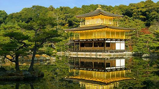 Tempio Kinkakuji o il Tempio del Padiglione Dorato, e una struttura famosa del periodo di Muromachi (1336-1573) e fu inserito nell elenco del Patrimonio Mondiale dell UNESCO nel 1994.