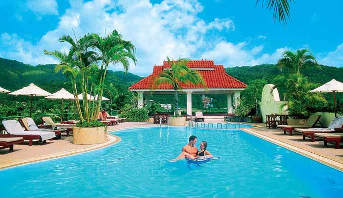 PHUKET Direttamente posizionato sulla bella spiaggia di Kata, l hotel è immerso in un lussureggiante giardino tropicale e si
