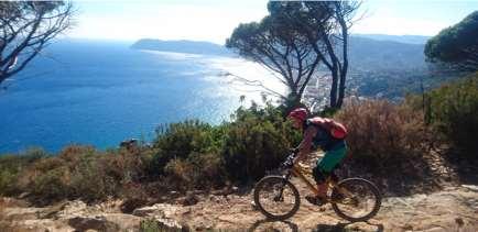 Il mare e il fragore delle onde da una parte, la natura incontaminata dall altra, vanno a creare insieme una cornice che non si ritrova in nessun altra pista ciclabile d Italia.