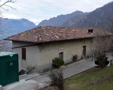 All edificio principale della chiesa si affiancano altri