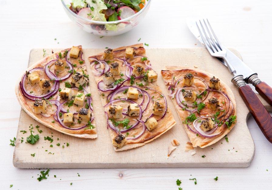 Tarte flambée con Tofé Erbe Per 2 tarte flambée 200 g di farina (frumento / farro) 100 ml di acqua 3 g di lievito secco 2 cucchiai di olio oppure: 2 fondi per tarte flambée surgelati 1 confezione di