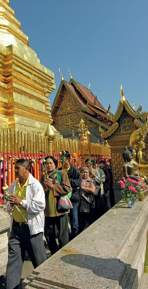Pietro Parmense Con Phra Somai entriamo nel grande tempio al centro di Chiang Rai, che brulica di vita.
