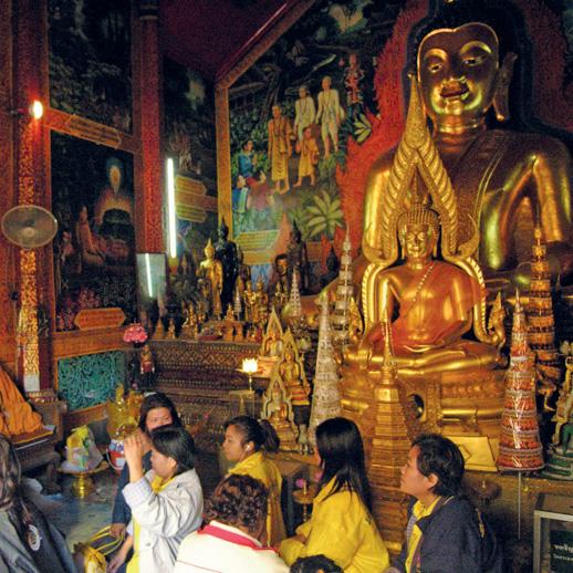 Fedeli in un tempio. A fronte: offerta della colazione a un monaco; Chintana, monaca accanto alla Faema. Sotto: tempio di Chiang Rai. A pag. seguente: Phra Somai.