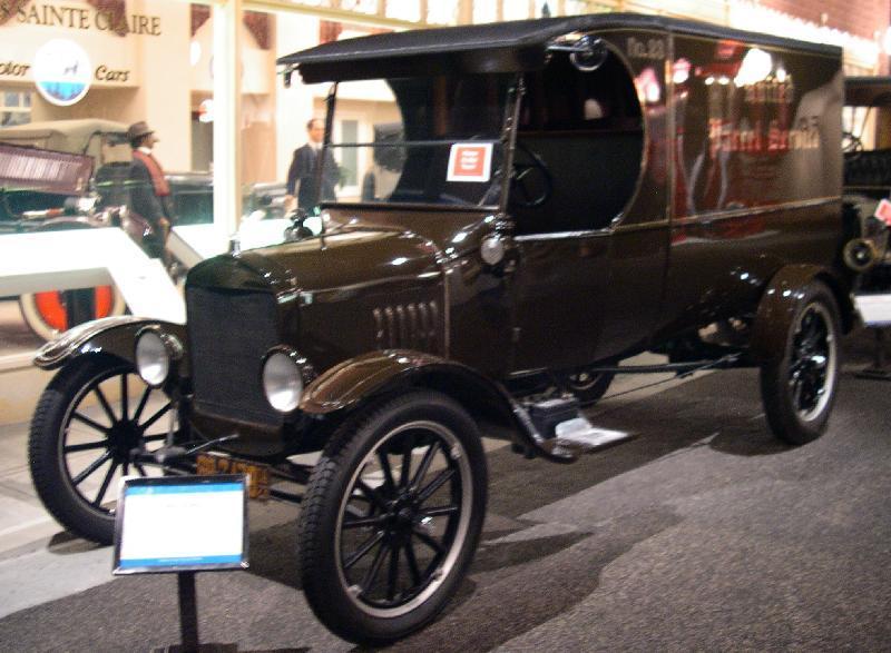 STORIA : LEAN MANUFACTURING Henry Ford e la linea di montaggio Agli inizi del 1900 Henry Ford, fondatore della Ford Motor Company, introdusse per primo i concetti di linea di montaggio e di