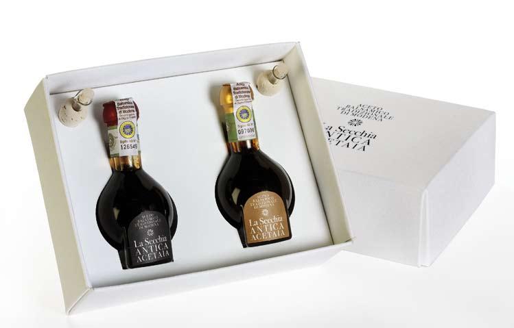 Aceto Balsamico Tradizionale di Modena Duetto Scatola, rivestita in tela, contenente due bottiglie da 100 ml con dosatore in vetro soffiato e pieghevole illustrativo Confezione di pregio composta da