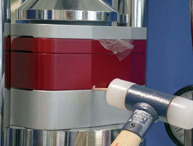 di polimerizzazione. L impasto di resina va messo nel cilindro e poi applicato il pistone. In seguito inizia sotto la pressa idraulica il procedimento d iniezione.