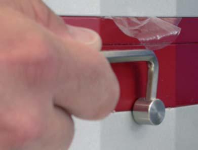 Quando il procedimento d iniezione è terminato, si chiude lo spazio interno della muffola girando il chiavistello a 180.