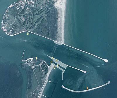 BOCCA DI PORTO DI MALAMOCCO Configurazione della bocca di porto di Malamocco con le opere di difesa. In giallo, i cantieri in corso, in arancione, quelli ultimati.