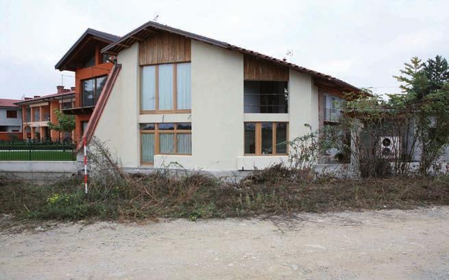 Per quanto riguarda la parte civile dell edificio viene mantenuto il tipo di copertura in coppi su struttura in legno, senza inserire abbaini o lucernai sulle falde di tetto in vista.