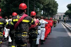 di entusiasmo misto a tanta emozione. Tutto il lavoro svolto si concretizza a partire dalle ore 9:00, quando comincia la parata con l ingresso solenne delle bandiere negli schieramenti.