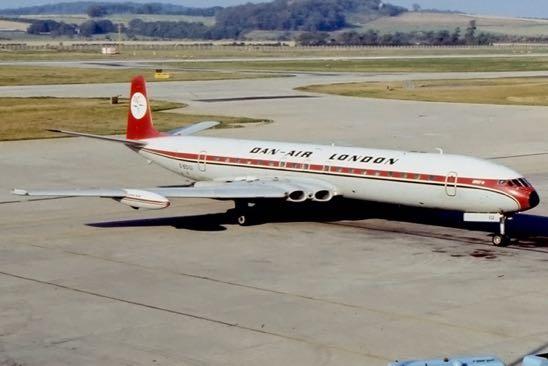 1952 - Gran Bretagna De Havilland Comet primo aereo civile a reazione 856 km/h 5290 km 119 passeggeri 1958: primo collegamento transatlantico di linea con aereo a reazione 17 1950-1970 - Stati Uniti