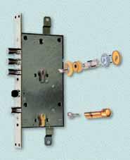 caratteristiche tecniche) Caratteristiche tecniche serratura Scatola serratura triplice azionata da quadro 8