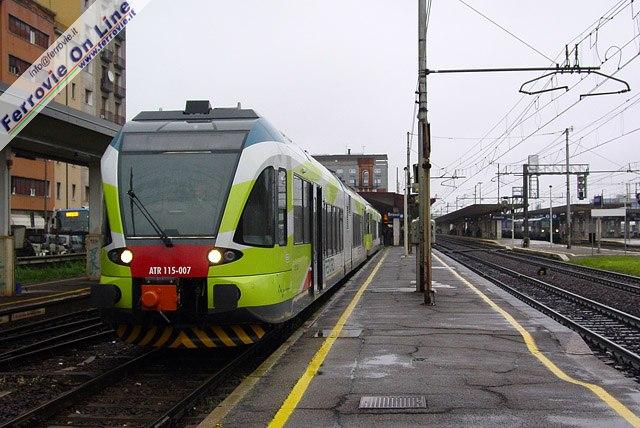 Bagnato da una fitta pioggia autunnale, alla stazione RFI di Brescia comincia il nostro viaggio.