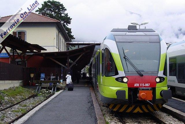 espleta il servizio ferroviario locale in Lombardia). Si tratta di una "doppia" di nuovi ATR.