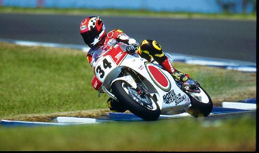 Kewin Schwantz nel 1993 Barry Sheene nel 1977