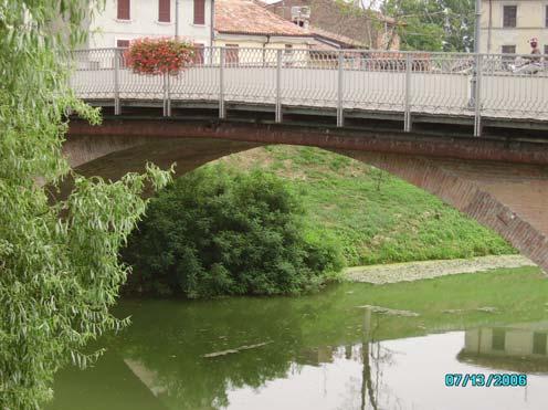 Torrente Chiavenna sotto il ponte ciclabile nel centro