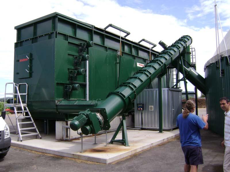 Sistema di carico: Il sistema di carico trasferisce la biomassa ad una coclea diagonale che a sua volta porta il materiale verso la coclea di immissione.
