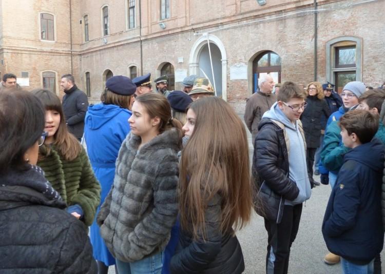 26 GENNAIO 2017: NELLA CASERMA BEVILACQUA PER RICORDARE LE VITTIME DELLA SHOAH E IL CORAGGIO DEI GIUSTI F ine gennaio 1944: un pesante bombardamento colpisce il