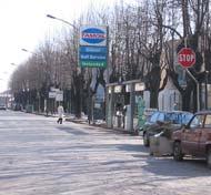 che si allargano sulla strada, su cui possono venire inserite le