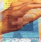 Numerose altre caratteristiche contribuiscono a rendere la banconota sicura e autentica. 6 Microperf Sul recto della banconota alla posizione D si trova una croce svizzera perforata.