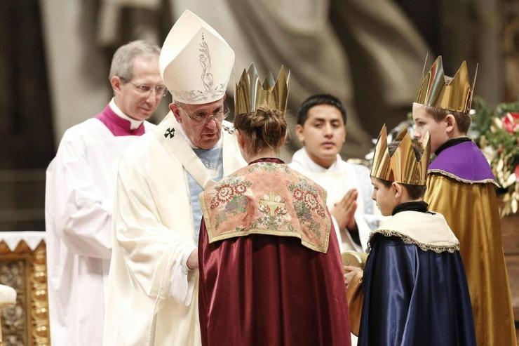 Non è la storia che decide La risposta di Papa Francesco è molto chiara: non è la storia che decide della nascita di Cristo; è, piuttosto, la sua venuta nel mondo che permette alla storia di giungere